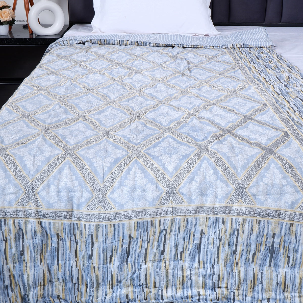 The Jaipuri 100% cotton single bed quilt featuring intricate patterns and soothing colors