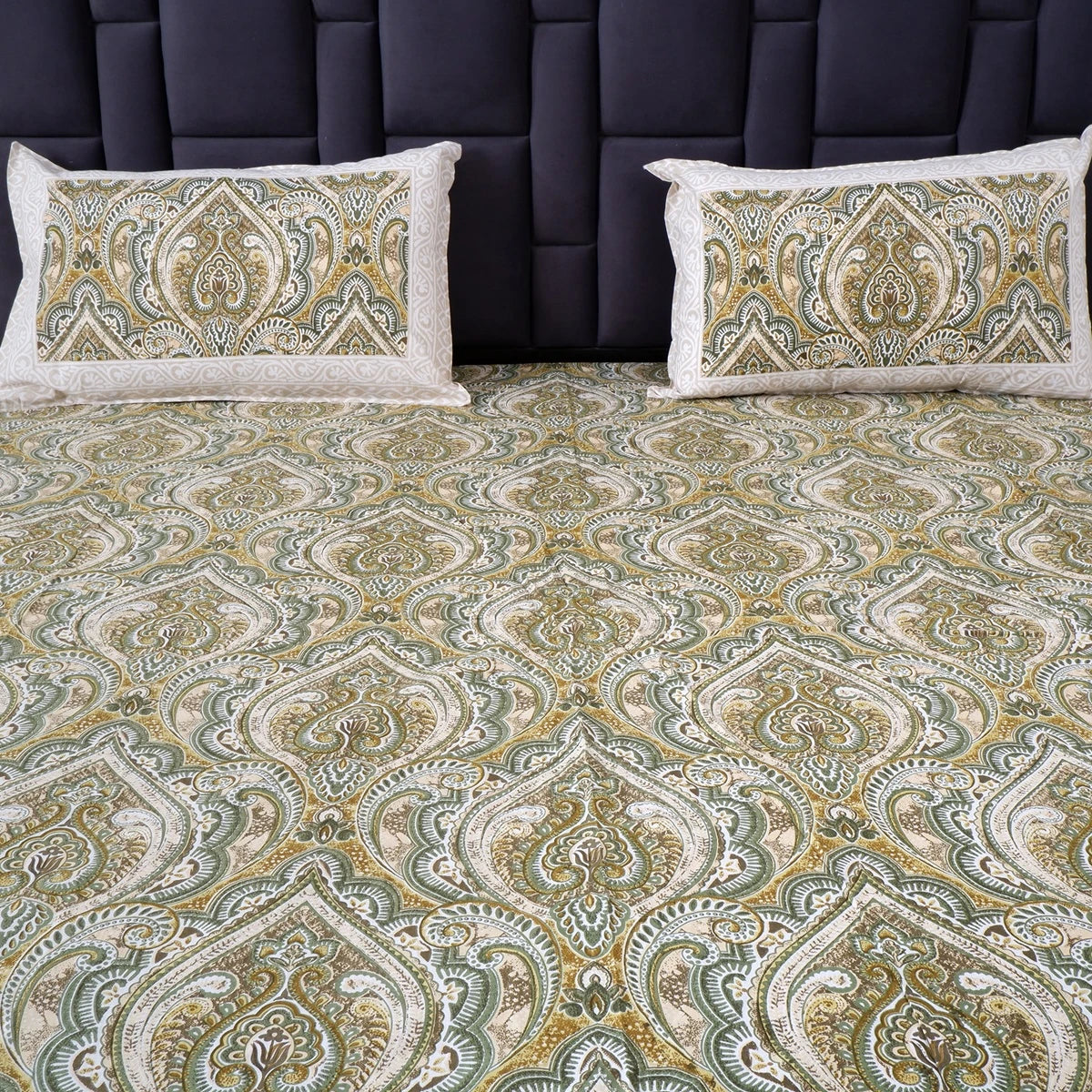 Jaipuri cotton bed sheet featuring intricate paisley patterns with matching pillow covers