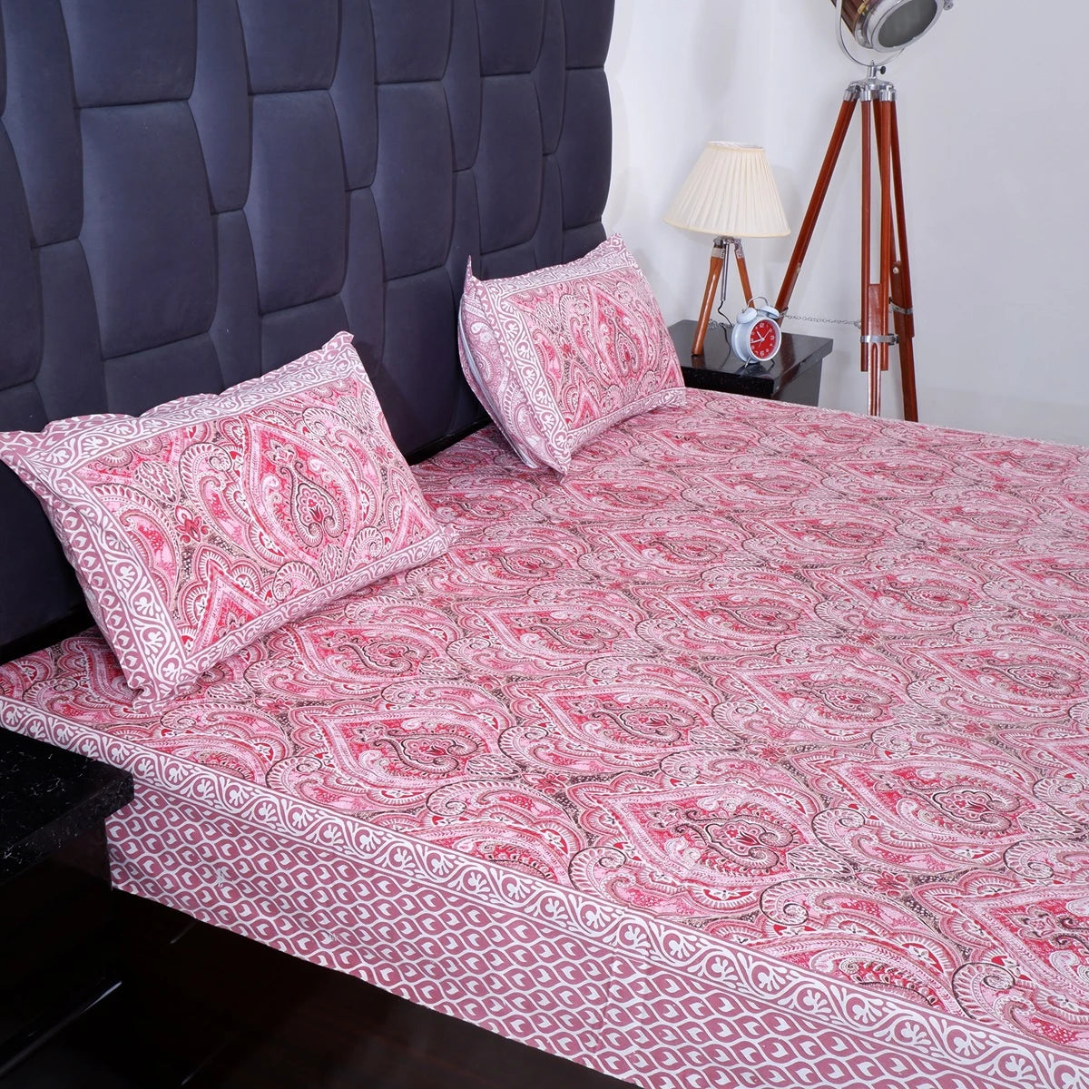 Jaipuri pure cotton bed sheet in pink with intricate paisley design and matching pillows